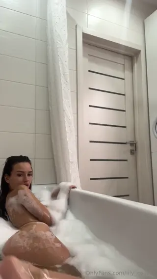 lily_collins leaked video, frame 5