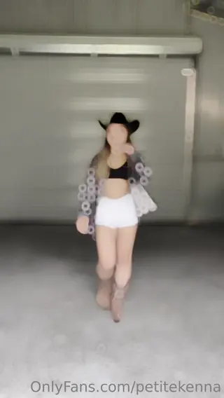 petitekenna leaked video, frame 1