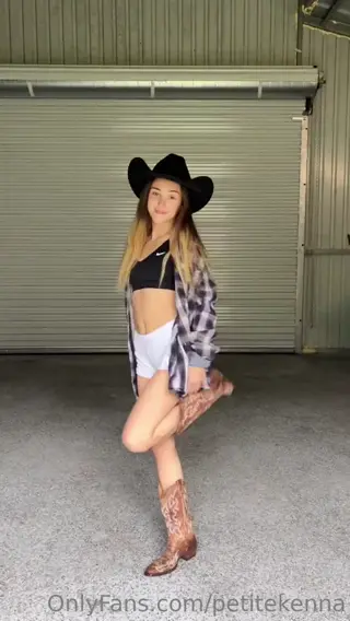 petitekenna leaked video, frame 2