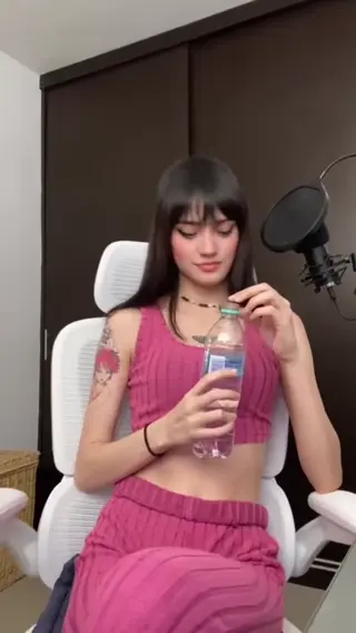sweetjuli07 leaked video, frame 1